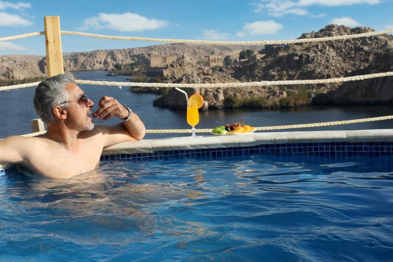 Benben By Dhara Hotels - Adults Only Asuán Exterior foto A man relaxing in a swimming pool