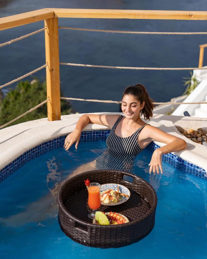 Benben By Dhara Hotels - Adults Only Asuán Exterior foto A woman in a swimming pool