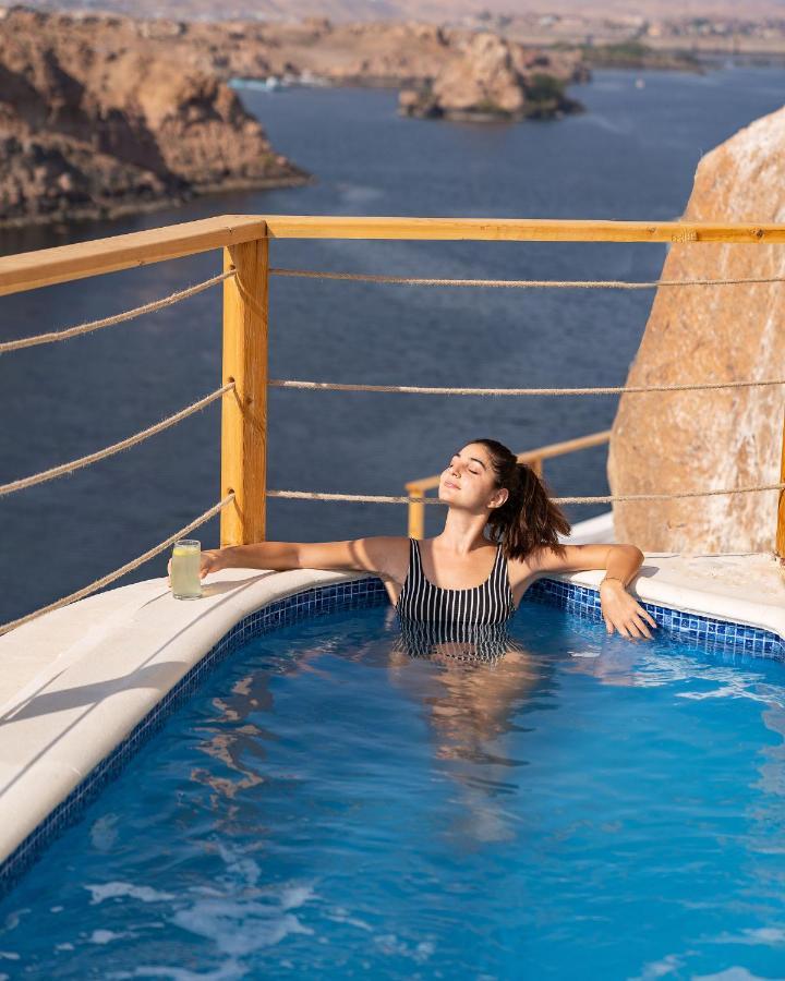 Benben By Dhara Hotels - Adults Only Asuán Exterior foto A woman relaxing in a swimming pool
