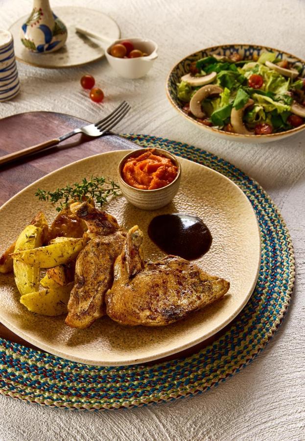 Benben By Dhara Hotels - Adults Only Asuán Exterior foto A plate of chicken and potatoes