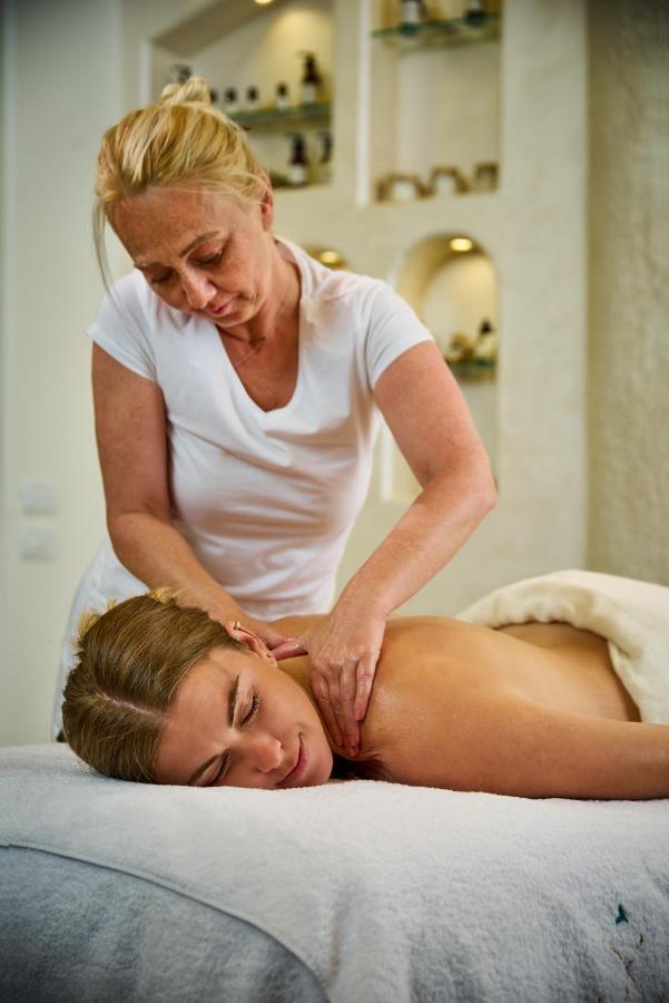 Benben By Dhara Hotels - Adults Only Asuán Exterior foto A massage therapist treating a patient